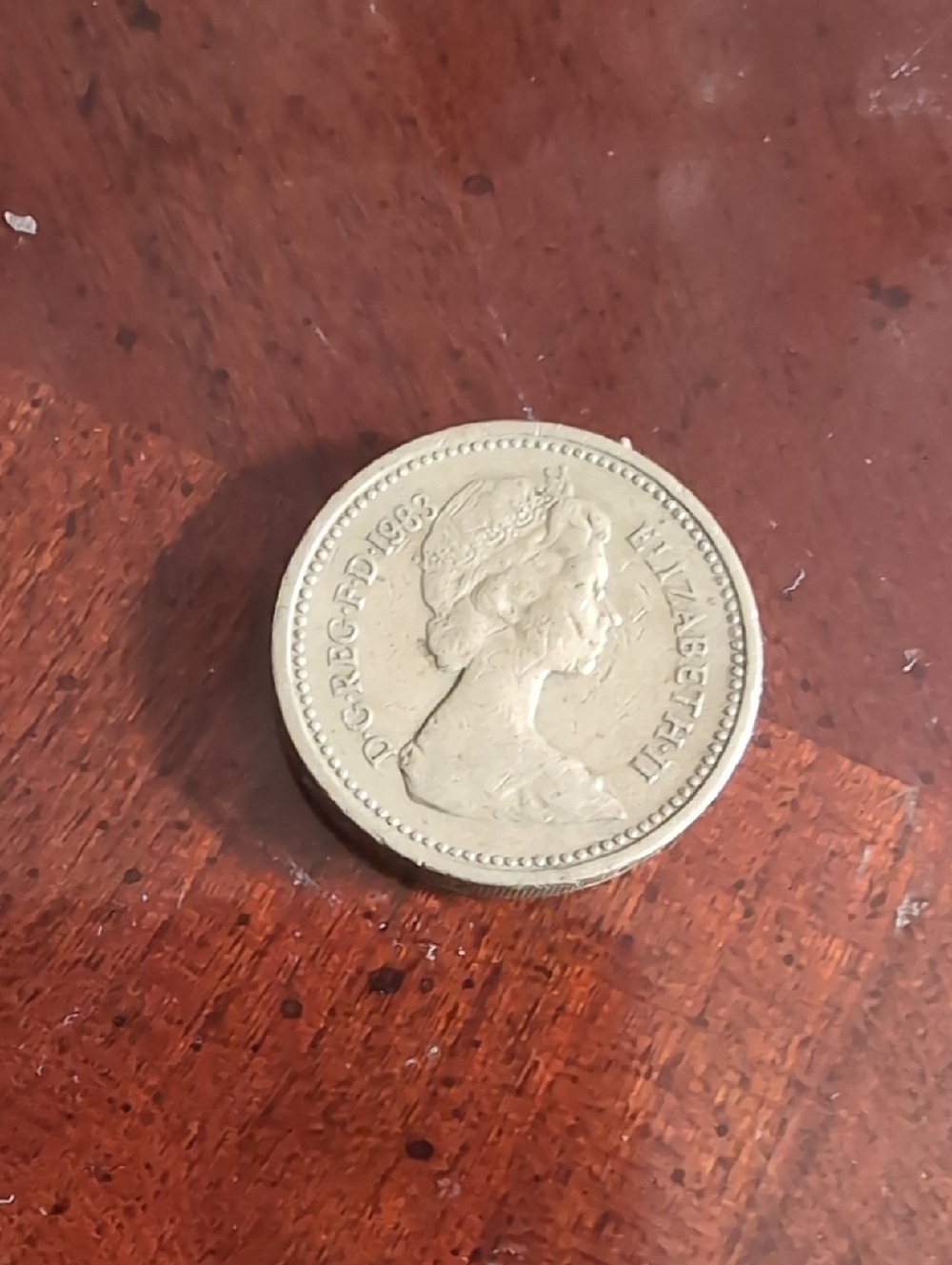 British One Pound Coin - Gold Tone